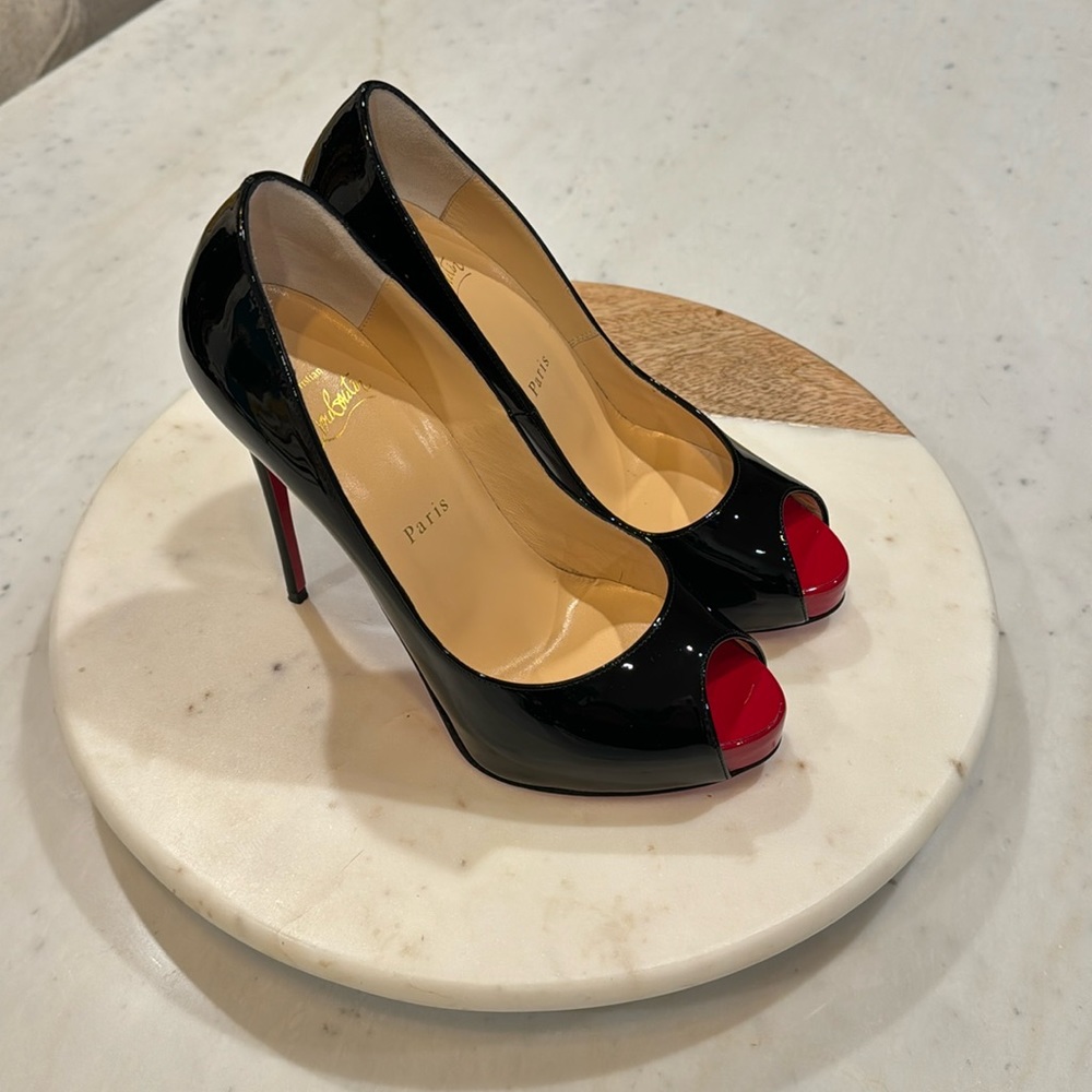 Very Prive Patent Leather Black/Red Christian Louboutin peep toe pump.